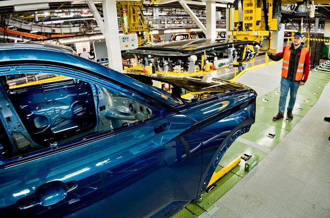 LADA Azimut получит панорамный люк: на заводе установили автоматический станок